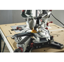 Kapp- und Gehrungssäge auf einem Arbeitstisch