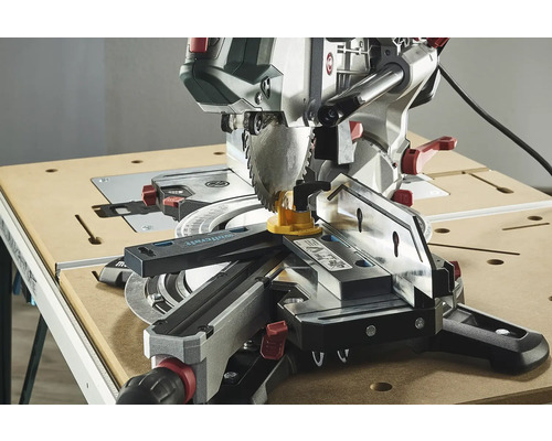 Kapp- und Gehrungssäge auf einem Arbeitstisch