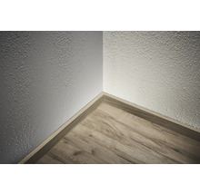 Raumecke mit Sockelleiste und Strukturputz