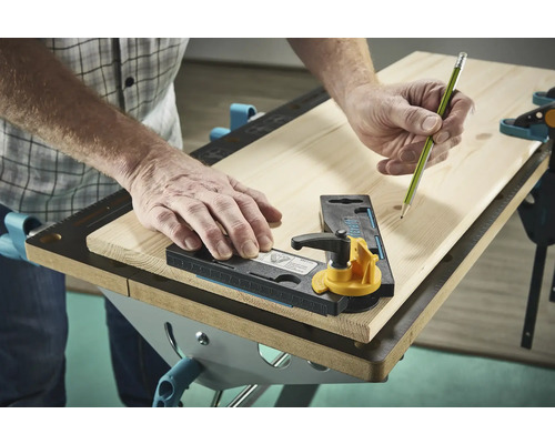 Eine Person benutzt eine Anreißlehre und einen Bleistift auf einem Holzbrett.