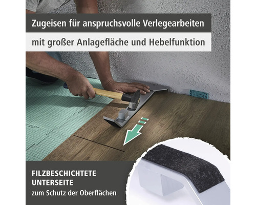 Person verlegt Laminat mit Zugeisen und Hammer
