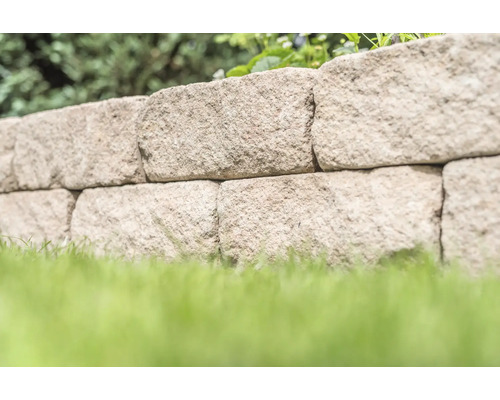 Natursteinmauer mit Rasen im Garten