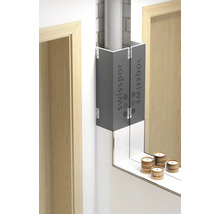 Badezimmer-Szene mit einem verkleideten Rohr und Spiegelablage