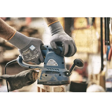 Einhand-Schwingschleifer wird von Händen mit Arbeitshandschuhen gehalten