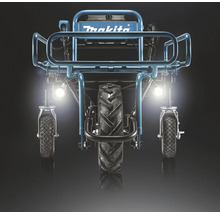 Makita Akku-Schubkarre mit eingeschalteten Scheinwerfern, blauem Metallrahmen und drei Rädern. Makita Logo.