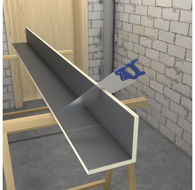 Zuschnitt eines Dämmprofils mit einer Handsäge