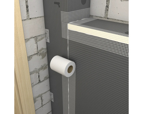 Innenansicht einer Mauer mit Dämmung und Abdichtband.