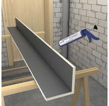 Anwendung einer Montageklebers auf eine Bauplatte zur Wandgestaltung