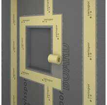 Detailansicht einer Dämmplatte mit Dichtband um eine Fensteröffnung.