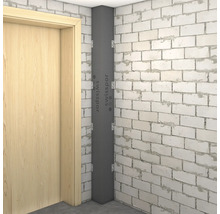 Swisspor L-Element zur Eckisolierung an einer Ziegelwand neben einem Türrahmen, befestigt mit Metallwinkeln.