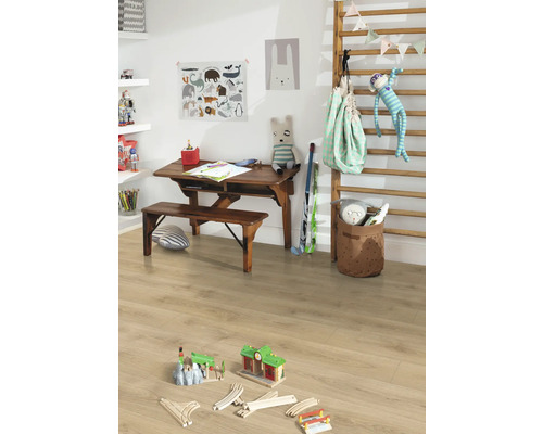 Helles Kinderzimmer mit Laminatboden in Eichenoptik, hölzernem Kinderschreibtisch, Sprossenwand und Spielzeug auf dem Boden.