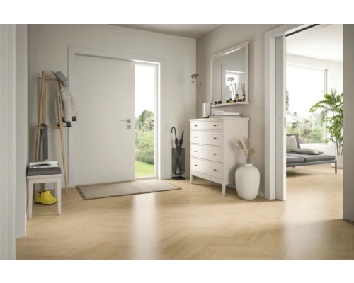 Heller, moderner Eingangsbereich mit weißer Tür, hellem Bodenbelag im Fischgrätmuster, weißer Kommode und hölzernem Garderobenständer.