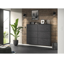 Moderner Schuhschrank in Steinoptik mit sechs Fächern in einem hellen Flur neben einer großen Pflanze.