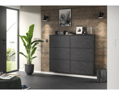 Moderner Schuhschrank in Steinoptik mit sechs Fächern in einem hellen Flur neben einer großen Pflanze.