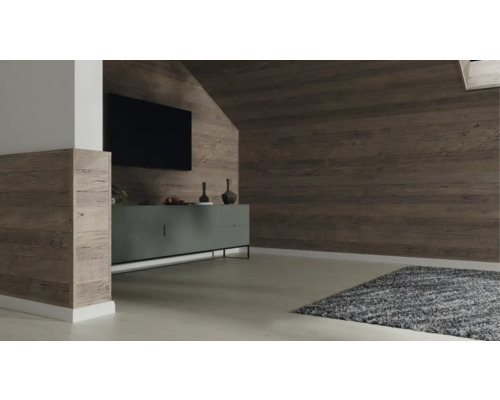 Modernes Wohnzimmer mit Wandverkleidung in Holzoptik an Wänden und Dachschrägen sowie einem Sideboard und Teppich.