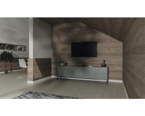 Ein moderner Wohnraum mit Wandverkleidung in Holzoptik, wandmontiertem Fernseher und Sideboard auf hellem Boden.