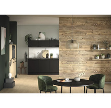 Moderne Küche mit schwarzen Schränken, weißem Fliesenspiegel und Holzwandpaneelen. Davor ein runder schwarzer Tisch mit grünen Samtsesseln.