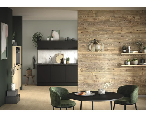 Moderne Küche mit schwarzen Schränken, weißem Fliesenspiegel und Holzwandpaneelen. Davor ein runder schwarzer Tisch mit grünen Samtsesseln.