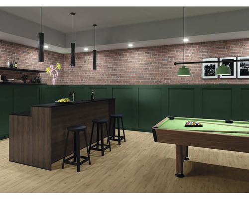 Ein Hobbyraum mit hellem Bodenbelag in Holzoptik, einem Billardtisch, einer Bar mit Hockern, grünen Wandpaneelen und einer Ziegelwand.
