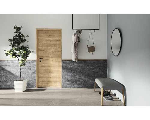 Moderner Flur mit Holztür in Eichenoptik, Wandverkleidung in dunkler Steinoptik, grauer Sitzbank und schwarzer Garderobe.