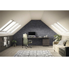 Helles Dachgeschoss-Arbeitszimmer mit einer Akzentwand in dunkler Steinoptik, Bodenbelag in Holzoptik, Dachfenstern und einem Schreibtisch.