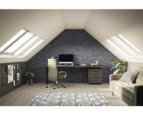 Helles Dachgeschoss-Arbeitszimmer mit einer Akzentwand in dunkler Steinoptik, Bodenbelag in Holzoptik, Dachfenstern und einem Schreibtisch.