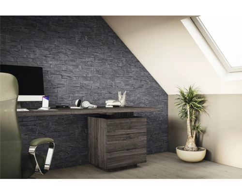 Moderner Arbeitsbereich im Dachgeschoss mit einer Wandgestaltung aus dunkelgrauen Verblendsteinen in Schieferoptik.