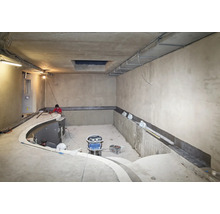 Baustelle eines Innenpools mit Arbeitern, die Abdichtungsarbeiten an den Betonwänden durchführen.