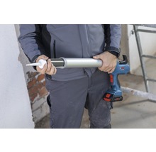 Person hält eine Akku-Kartuschenpistole der Marke Bosch