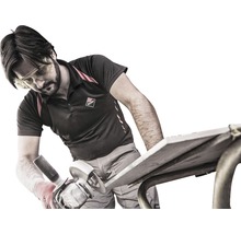 Ein Handwerker schneidet eine Fliese mit einer Schleifmaschine auf einem Arbeitstisch. Er trägt eine Schutzbrille und Handschuhe. Rubi Logo.