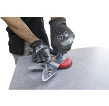 Fliesenschneider mit Saugnapf und Bohrschablone in Anwendung