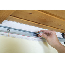 Installation einer Metallschiene mit Dübel und Schraube an einer Wand