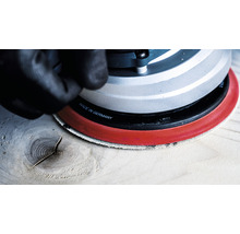 Schleifmaschine im Einsatz auf Holzoberfläche