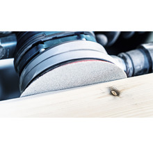 Rotationsschleifer beim Schleifen von Holz