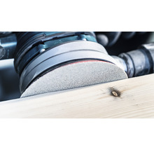 Schwingschleifer beim Schleifen eines Holzbretts