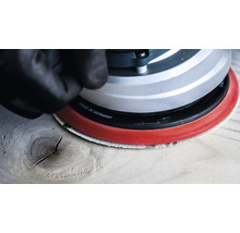 Ein Handschleifer wird auf einer Holzoberfläche verwendet.