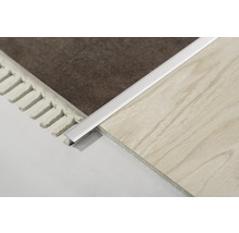 Detailaufnahme einer Übergangsschiene zwischen zwei Bodenbelägen