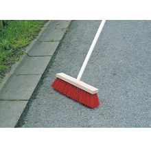 Kehrbesen mit Holzstiel auf Asphalt