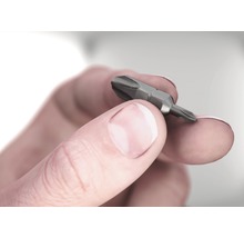 Ein Mann hält einen Torx Bit.