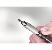 Hand hält Schraubendreher mit Bit