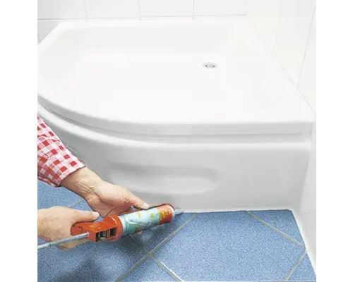 Auftragen von Dichtmasse um eine Duschwanne im Badezimmer.