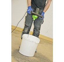 Eine Person mischt Material mit einem Farbmischer in einem weißen Eimer.