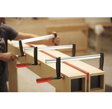 Werkbank mit Schraubzwingen fixiert ein Werkstück.