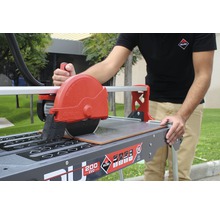 Fliesenschneider im Einsatz mit Bediener beim Schneiden einer Fliese.