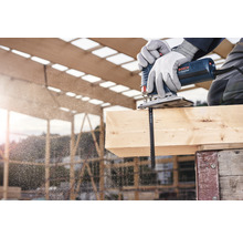 Handwerker sägt Holz mit einer Stichsäge von Bosch.