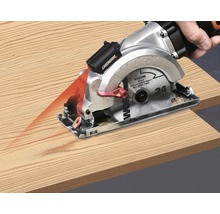 Handkreissäge beim Schneiden eines Holzbretts mit Laserführung