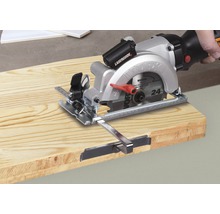 WORX Handkreissäge beim Schneiden eines Holzbretts