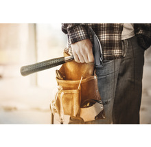 Handwerker mit Hammer und Werkzeugtasche am Gürtel