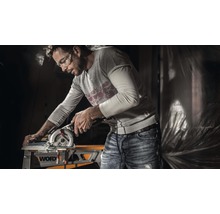 Mann arbeitet mit einer Handkreissäge an einem Werkstück auf einem Werktisch der Marke Worx.