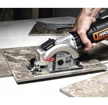 Fliesenschneider im Einsatz zum Zuschneiden von Fliesen